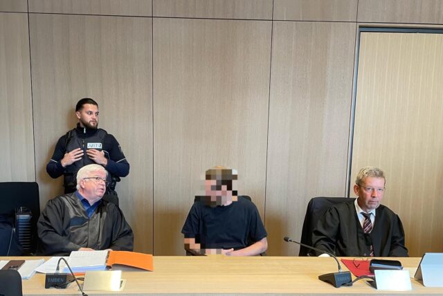 Der vorbestrafte Gewalttäter (Mitte) kurz vor dem Prozessauftakt am Bochumer Landgericht.