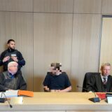Der vorbestrafte Gewalttäter (Mitte) kurz vor dem Prozessauftakt am Bochumer Landgericht.