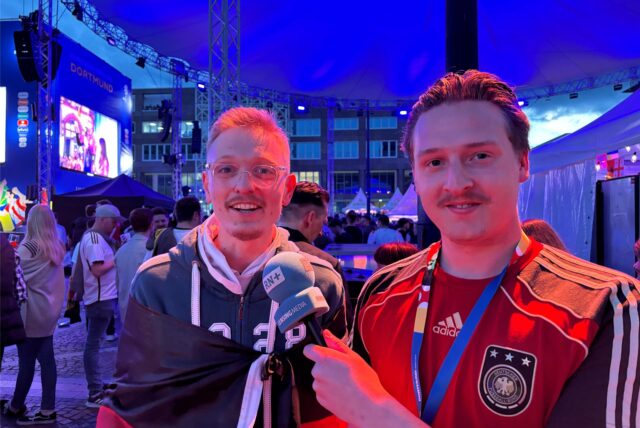 Unser Reporter Tim Hübbertz (rechts) ist mit Fans auf dem Friedensplatz Fans im Gespräch.