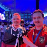 Unser Reporter Tim Hübbertz (rechts) ist mit Fans auf dem Friedensplatz Fans im Gespräch.