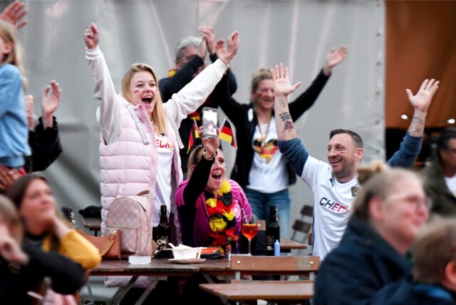 Fußball-Fans aus Herten bejubeln beim Public Viewing bei Bauer Südfeld ein Tor.