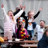 Fußball-Fans aus Herten bejubeln beim Public Viewing bei Bauer Südfeld ein Tor.