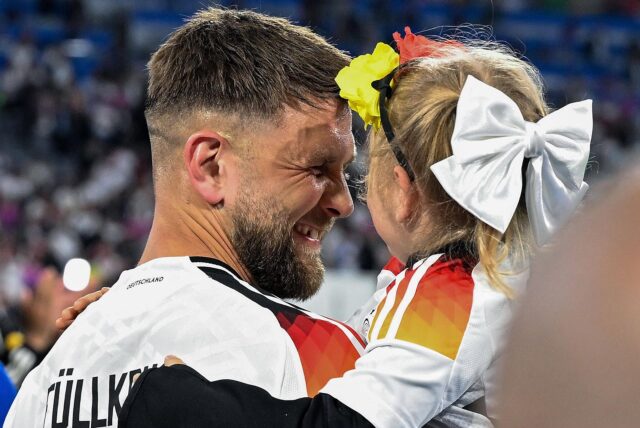 Niclas Füllkrug mit seiner Tochter Emilia auf dem Arm.