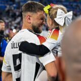 Niclas Füllkrug mit seiner Tochter Emilia auf dem Arm.