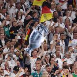 Fans feiern den 5:1-Sieg gegen Schottland.