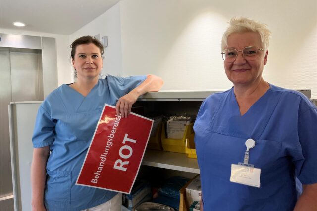 Die Recklinghäuser Ärztinnen Barbara Werner und Annette Stein stehen in der Zentralen Notaufnahme im Prosper-Hospital Recklinghausen.