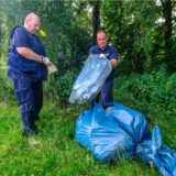 Die Montage zeigt die Mülldetektive Jürgen Krieger und Marcel Krause bei der Arbeit und ein unappetitliches Fundstück: einen alten Schweinekopf.