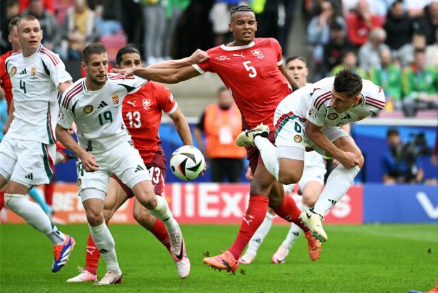 Die Schweiz um Ex-BVB-Spieler Manuel Akanji (M.) hat Ungarn bei der Europameisterschaft 2024 besiegt.