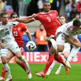 Die Schweiz um Ex-BVB-Spieler Manuel Akanji (M.) hat Ungarn bei der Europameisterschaft 2024 besiegt.
