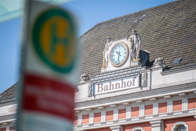Vor dem Hauptbahnhof in Hamm steht ein Bushaltestellenschild.