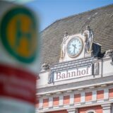 Vor dem Hauptbahnhof in Hamm steht ein Bushaltestellenschild.