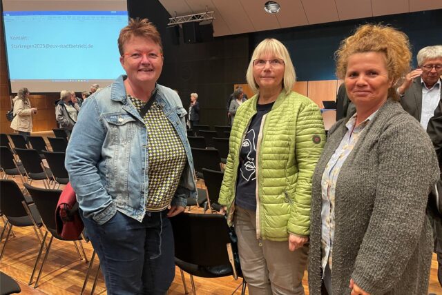 Beim 2. Bürgerdialog zum Thema Hochwasser in der Stadthalle am 10. Juni 2024: Beate Foppmann (l.) mit Sabine Meinert (r.) und einer weiteren Bekannten.