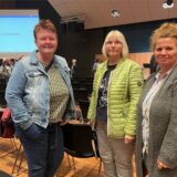 Beim 2. Bürgerdialog zum Thema Hochwasser in der Stadthalle am 10. Juni 2024: Beate Foppmann (l.) mit Sabine Meinert (r.) und einer weiteren Bekannten.
