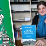 Historikerin Petra Ney-Hellmuth hält ihre Doktorarbeit mit dem Titel „Der Fall Anneliese Michel“ in Händen.