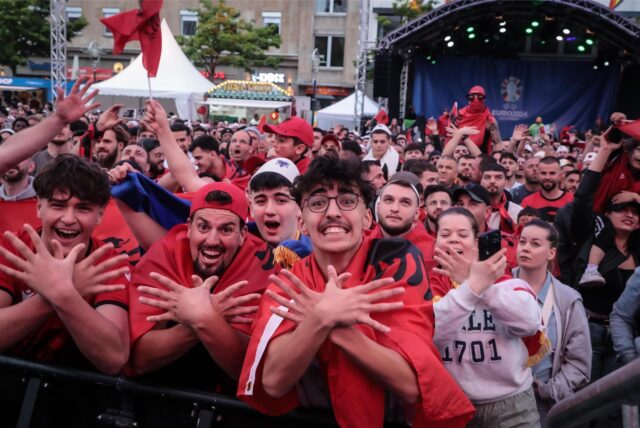 Albanische Fans feiern beim Public Viewing zum ersten EM-Gruppenspiel ihrer Mannschaft gegen Italien.