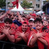 Albanische Fans feiern beim Public Viewing zum ersten EM-Gruppenspiel ihrer Mannschaft gegen Italien.