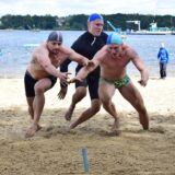 Drei Männer im Sand