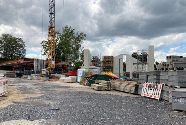 Neben der bestehenden Eisenbahnbrücke stehen Bauteile der neuen Konstruktion, die zu einem späteren Zeitpunkt an ihre Position gerückt werden sollen.