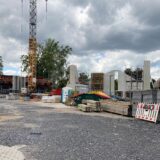 Neben der bestehenden Eisenbahnbrücke stehen Bauteile der neuen Konstruktion, die zu einem späteren Zeitpunkt an ihre Position gerückt werden sollen.