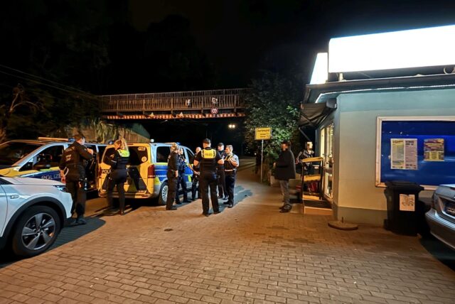 Polizisten stehen vor einem Dortmunder Kiosk.