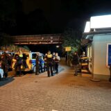Polizisten stehen vor einem Dortmunder Kiosk.