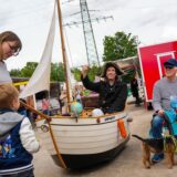 Beim Hafenfest in Recklinghausen sorgt ein Clown in seinem Boot für Belustigung von Groß und Klein.