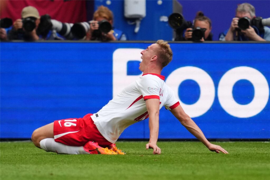 Polens Adam Buksa feiert seinen Treffer zum 1:1. Polens Adam Buksa feiert seinen Treffer zum 1:1.
