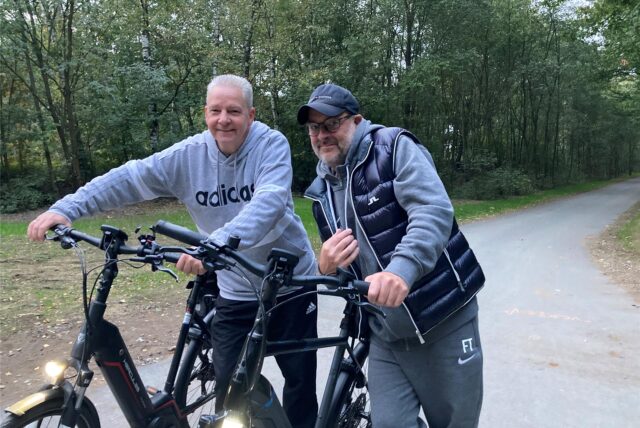 Der neue Waldradweg gate.ruhr gefällt den Radlern Jupp König (l.) und Frank Tollkamp gut