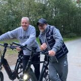 Der neue Waldradweg gate.ruhr gefällt den Radlern Jupp König (l.) und Frank Tollkamp gut