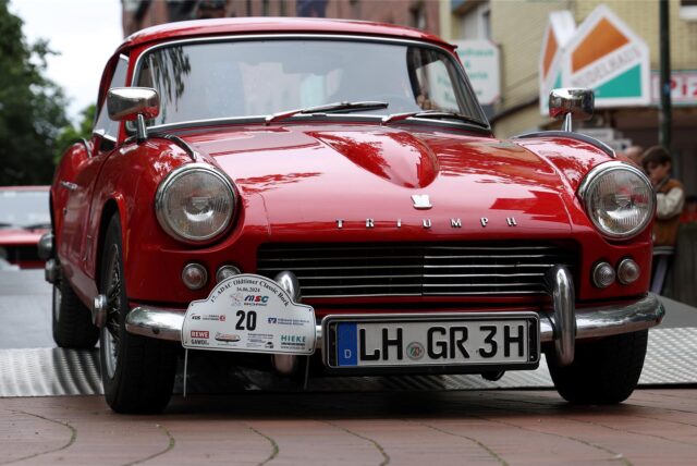 Frisch poliert glänzen die Fahrzeuge bei der 17. ADAC Oldtimer Classic Bork in Waltrop.