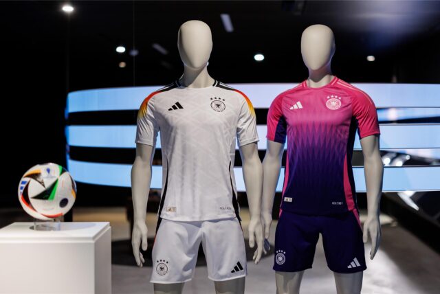 Die offiziellen Trikots der deutschen Fußball-Nationalmannschaft für die Fußball-Europameisterschaft 2024.