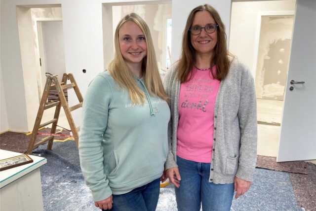 Finja und Christiane Hahne (von links) stehen in dem Bereich ihrer neuen Arztpraxis in Herten-Westerholt, in der künftig die Patienten empfangen werden.