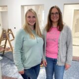 Finja und Christiane Hahne (von links) stehen in dem Bereich ihrer neuen Arztpraxis in Herten-Westerholt, in der künftig die Patienten empfangen werden.