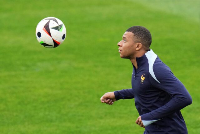 Frankreichs Kylian Mbappe schaut während einer Trainingseinheit vor dem EM-Spiel gegen Österreich auf den fliegenden Ball.