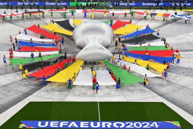Eine überdimensionale Nachahmung des EM-Pokals ist bei der Eröffnungszeremonie der EM 2024 auf dem Rasen des Stadions in München zu sehen.