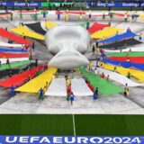 Eine überdimensionale Nachahmung des EM-Pokals ist bei der Eröffnungszeremonie der EM 2024 auf dem Rasen des Stadions in München zu sehen.