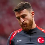 Salih Özcan blickt zu Boden.