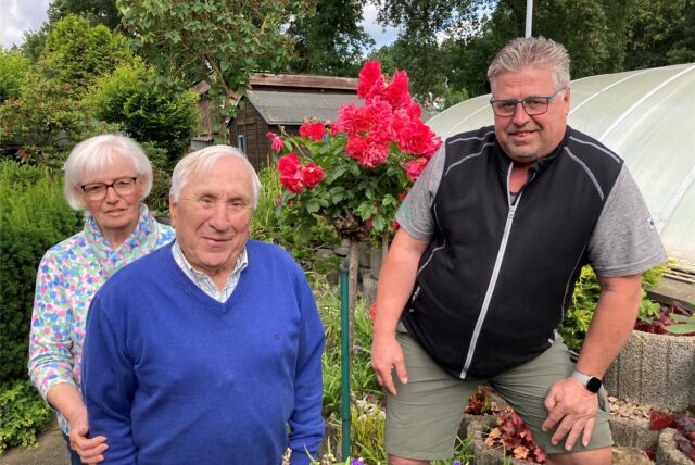 Farbenpracht und sattes Grün: Für 45 Jahre Gartenbautradition stehen (v. l.) Ursula, Günter und Thomas Kluge.