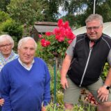 Farbenpracht und sattes Grün: Für 45 Jahre Gartenbautradition stehen (v. l.) Ursula, Günter und Thomas Kluge.