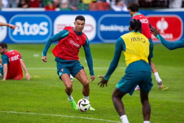 Cristiano Ronaldo läuft bei einer Trainingseinheit von Portugal vor der Fußball-Europameisterschaft 2024 mit dem Ball am Fuß.