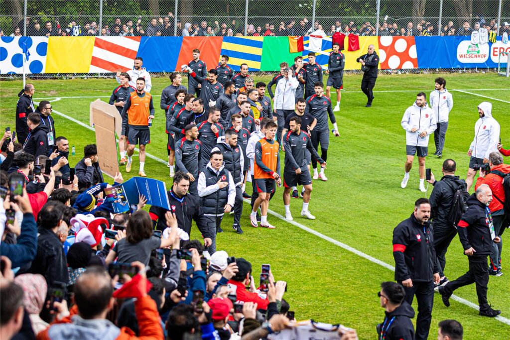 Die Mannschaft der Türkei läuft beim öffentlichen Training vor der Fußball-Europameisterschaft 2024 über den Platz. Die Mannschaft der Türkei läuft beim öffentlichen Training vor der Fußball-Europameisterschaft 2024 über den Platz.