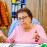 Bärbel Breuckmann sitzt an ihrem Schreibtisch.
