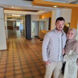 Ein Mann und eine Frau stehen in einem leeren Ladenlokal.