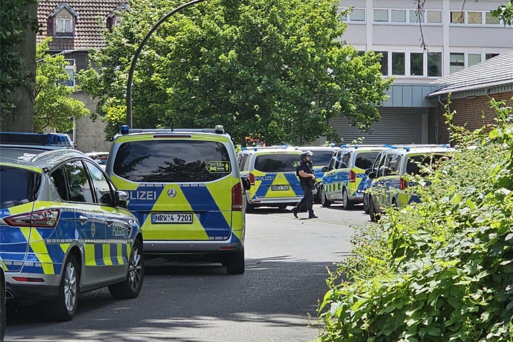 Mit zahlreichen Fahrzeugen war die Polizei im Einsatz. Mehrere Straßen waren im Bereich des Hauptbahnhofes gesperrt. Mit zahlreichen Fahrzeugen war die Polizei im Einsatz. Mehrere Straßen waren im Bereich des Hauptbahnhofes gesperrt.