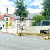 Betonwand von der Alten Feuerwache (l.) bis zur Einfahrt zur Parkanlage.