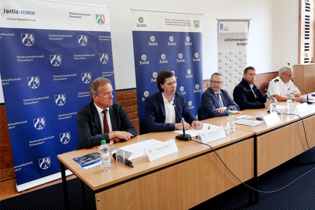 Andreas Meyer (v.l.), Landeskriminalamt Baden-Württemberg, Julius Sterzel, Staatsanwaltschaft, der nordrhein-westfälische Justizminister Benjamin Limbach, Tino Igelmann, Leiter Zollkriminalamt Nordrhein-Westfalen, und Ronald Lenz, Leiter Zollfahndungsamt Stuttgart, beantworten während einer Pressekonferenz zum Rekord-Kokainfund im Milliardenwert bei einer länderübergreifenden Razzia Fragen der Journalisten.