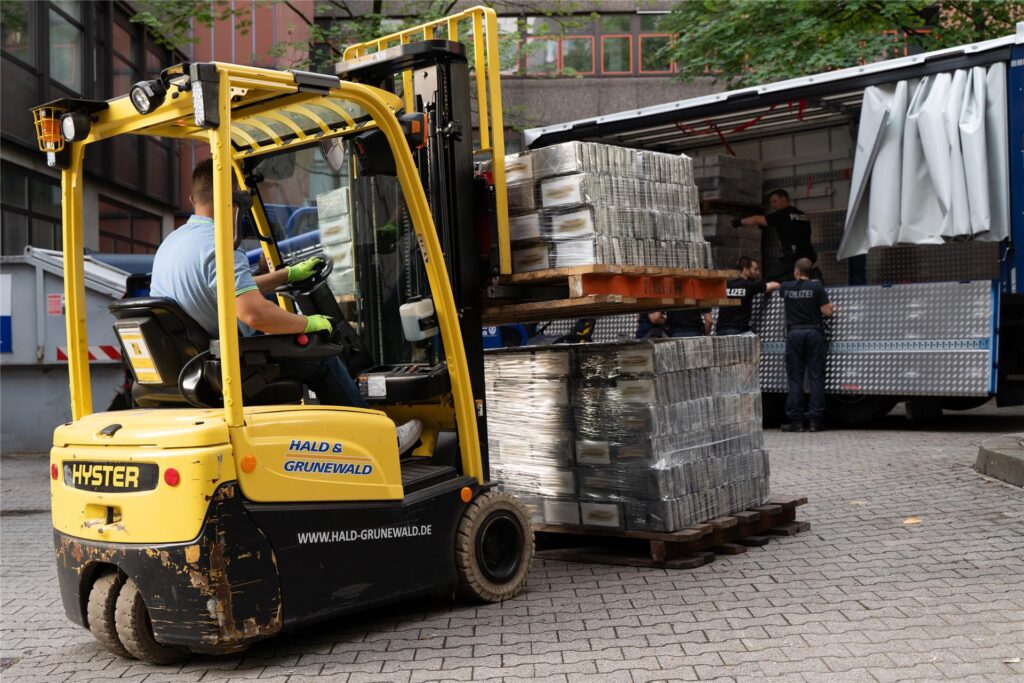 Ein Gabelstapler verlädt sichergestelltes Kokain in einen Lastwagen der Polizei (unbekannter Aufnahmeort, unbekanntes Aufnahmedatum)