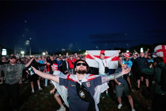 England-Fans feiern den Sieg gegen Serbien beim Public Viewing auf der Trabrennbahn. Jetzt kritisiert ein Fanbündnis die Organisation des Transports.