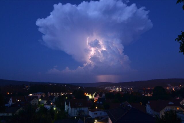 Ein Blitz leuchtet am späten Abend über der Landschaft im Landkreis Oder-Spree in Ostbrandenburg. (Symbolbild)