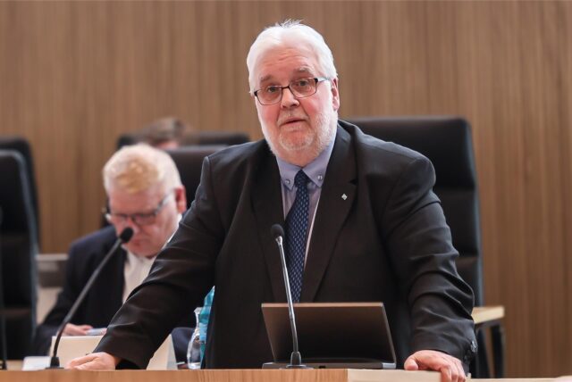 Heiner Garbe, Fraktionschef der AfD, bei einer Sitzung des Stadtrats in Dortmund am Rednerpult.